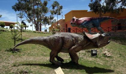 Dino Bus + Cretacic Park Entrance